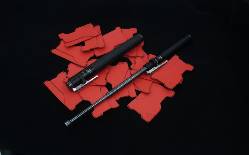 防身小帮手 弹簧自动甩棍，一按即出，比传统阻力甩棍更便捷